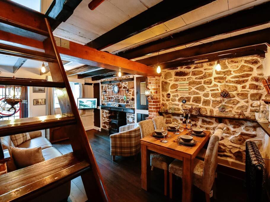 The Smugglers Hideout - Sleeps 4 - With Hot Tub * The Mumbles