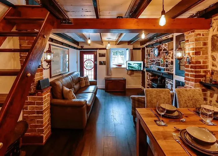 The Smugglers Hideout - Sleeps 4 - With Hot Tub