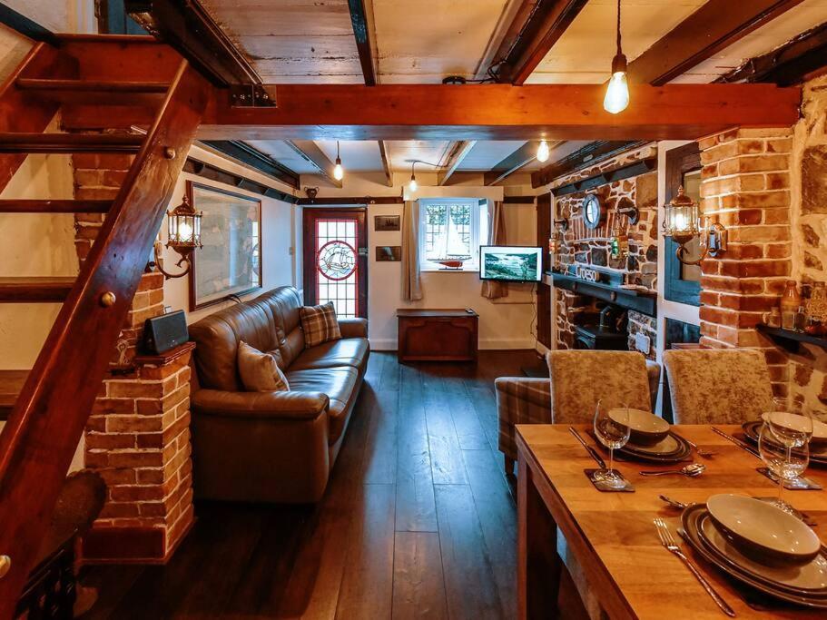 Holiday home The Smugglers Hideout - Sleeps 4 - With Hot Tub
