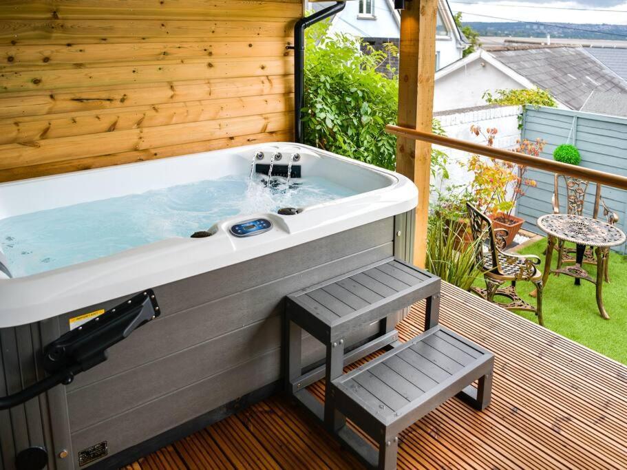 Holiday home The Smugglers Hideout - Sleeps 4 - With Hot Tub The Mumbles