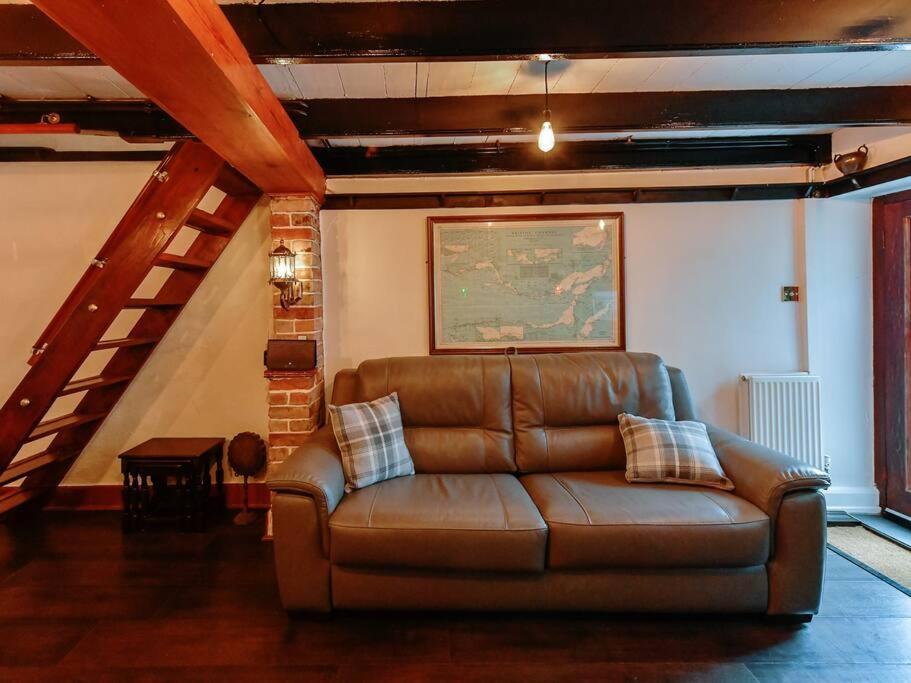 The Smugglers Hideout - Sleeps 4 - With Hot Tub Holiday home