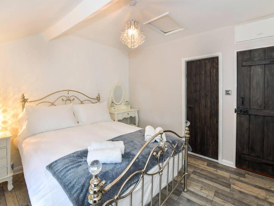 The Smugglers Hideout - Sleeps 4 - With Hot Tub Holiday home The Mumbles